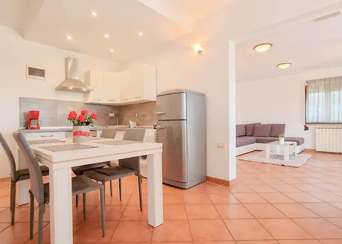 Apartman Dani A2+2 *