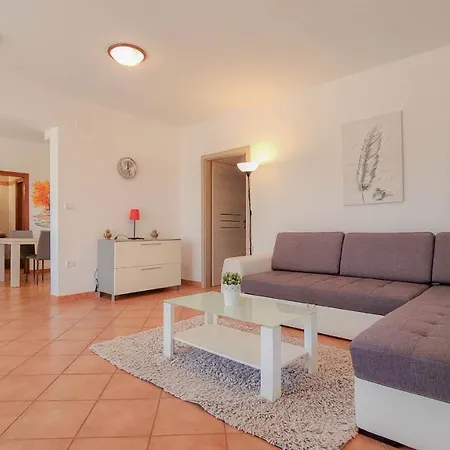 Apartment Dani A2+2 *