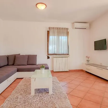 Apartment Dani A2+2 *